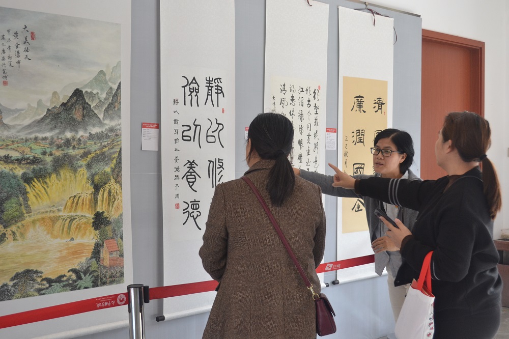 圖1 公司職工在廉潔文化作品展現(xiàn)場(chǎng)駐足觀賞、探討作品.JPG